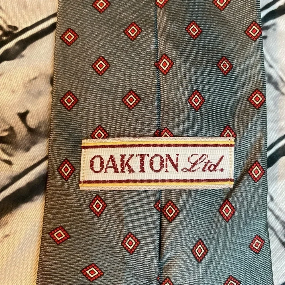 Oakton Ltd Silver Gray Red Diamond Pattern 100% Silk Men's Neck Tie Made In USA